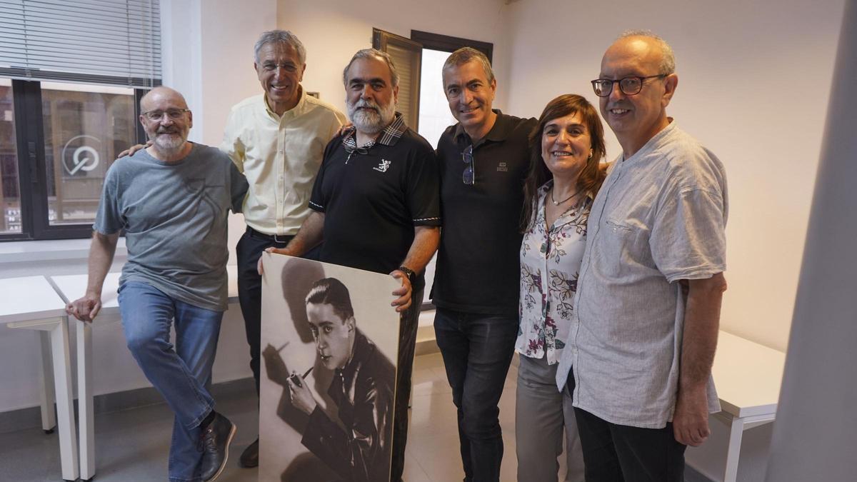 D'esquerra a dreta: Joan Closas (Galliner), Joaquim Aloy (Memoria.cat), Eduard Font (Col·legi de Periodistes), Llorenç Capdevila (Òmnium), Fina Tapias (Els Carlins) i Jordi Estrada (Òmnium)
