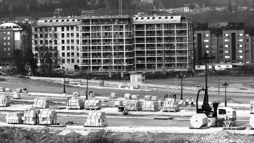 Obras de la urbanización de Prado de la Vega, con La Corredoria al fondo.