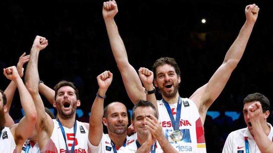 Los jugadores españoles celebran la medalla de oro lograda en el último Eurobasket.