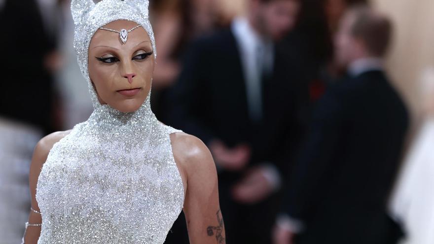 Los famosos recuerdan y emulan a Karl Lagerfeld en una elegante Met Gala