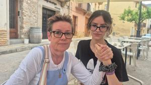 Olga Sánchez y Lucía, madre y hermana de Iván, el niño de 15 años que murió en junio de 2021 en el Ebro.