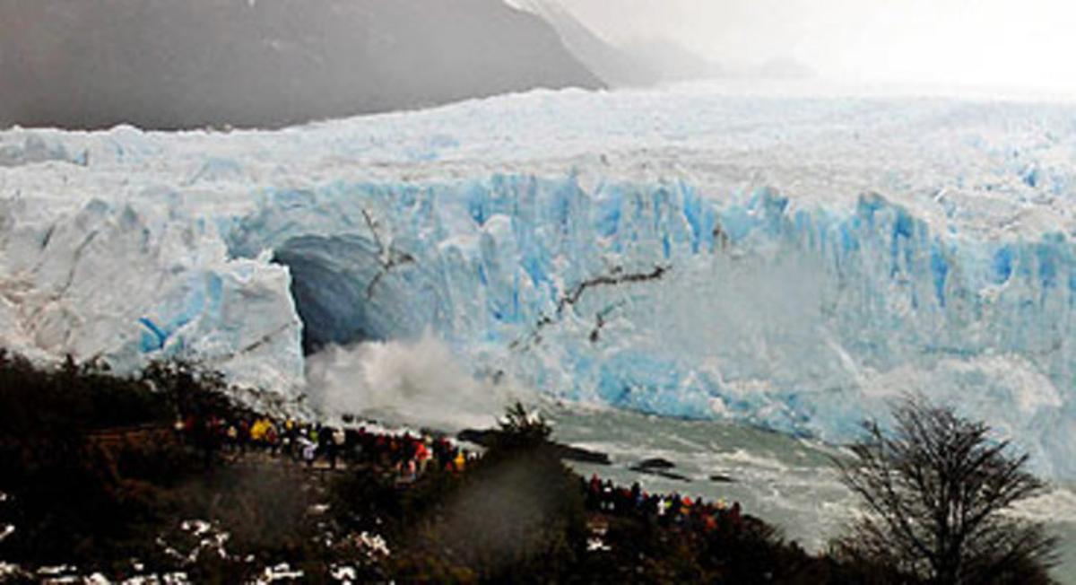 Vista de l’esquerda generada per la pressió de l’aigua, al dic natural format a la glacera Perito Moreno, a l’Argentina. Vista de l’esquerda generada per la pressió de l’aigua, al dic natural format a la glacera Perito Moreno, a l’Argentina.