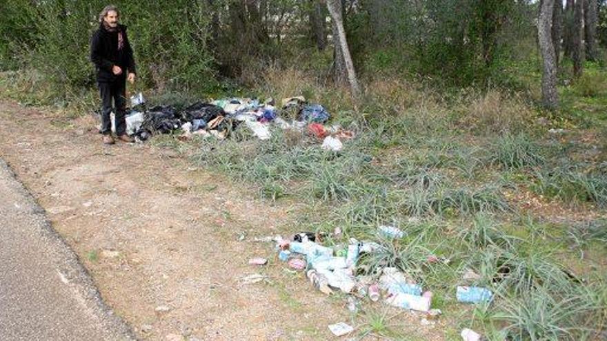 Illegale Müllkippe im Kiefernwald von Biniagual