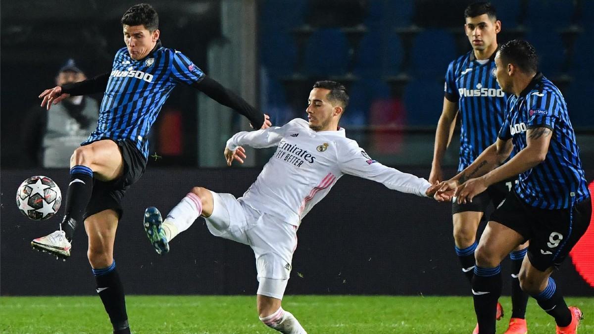 Matteo Pessina disputa un balón con Lucas Vázquez durante el Atalanta - Real Madrid