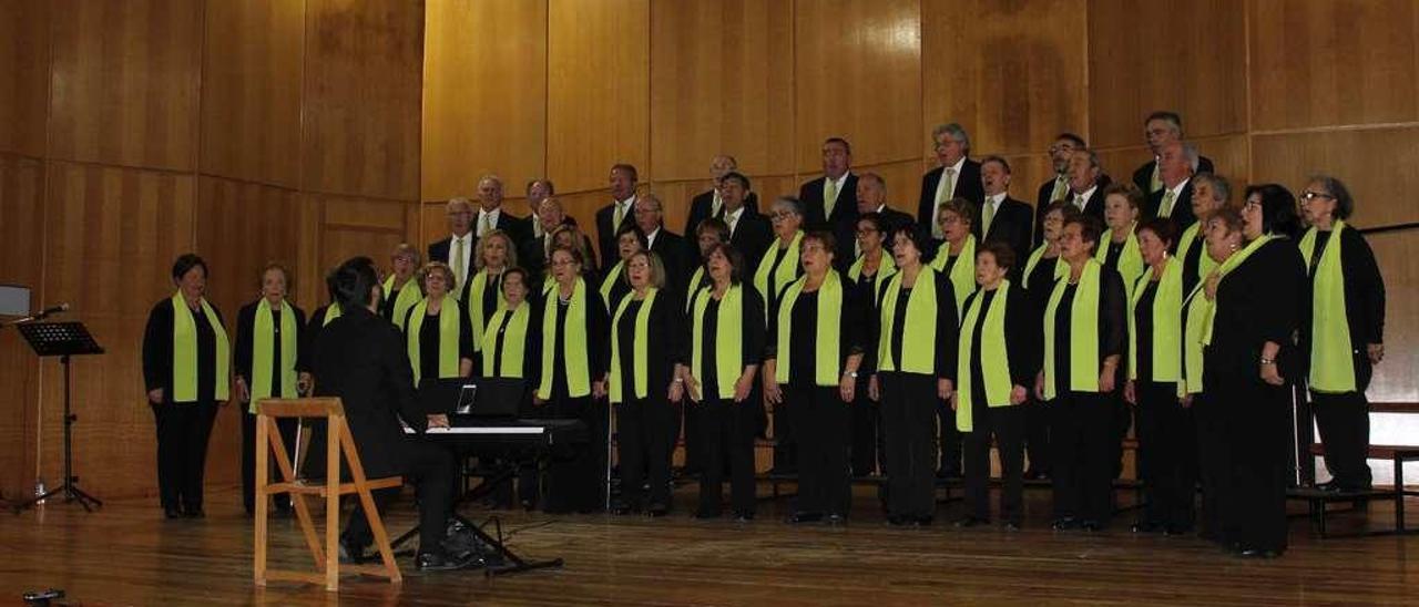 El coro de O Coto, durante un concierto. // Cedida