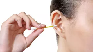 ¿Se te ha metido agua en el oído? Esto es lo que debes (y lo que nunca deberías) hacer según los expertos