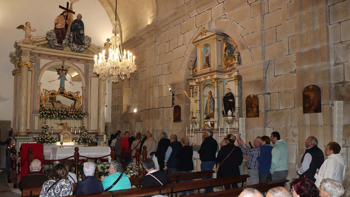 Fieles en el santuario de Santa Minia haciendo cola para besar a la santa