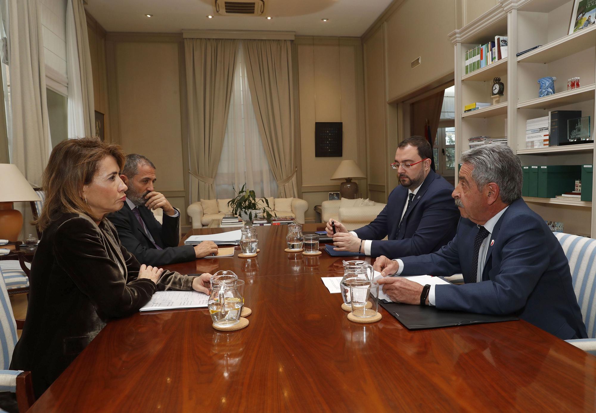 El presidente del Principado, Adrián Barbón y el presidente de Cantabria, Miguel Ángel Revilla en una reunión con la ministra de Transportes, Movilidad y Agenda Urbana, Raquel Sánchez.