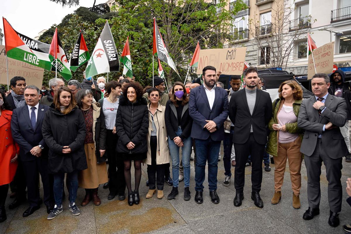 Diputados de Unidas Podemos, ERC y EH Bildu participan en una movilización del pueblo saharaui ante el Congreso