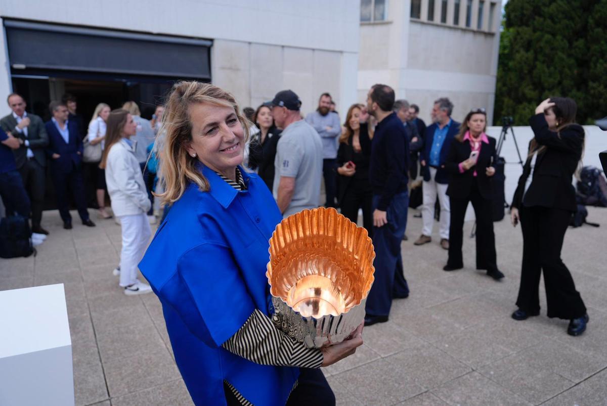 La arquitecta Patricia Urquiola muestra el trofeo de la Puig Women's America's Cup2, en la presentación de la Fundació Miró.