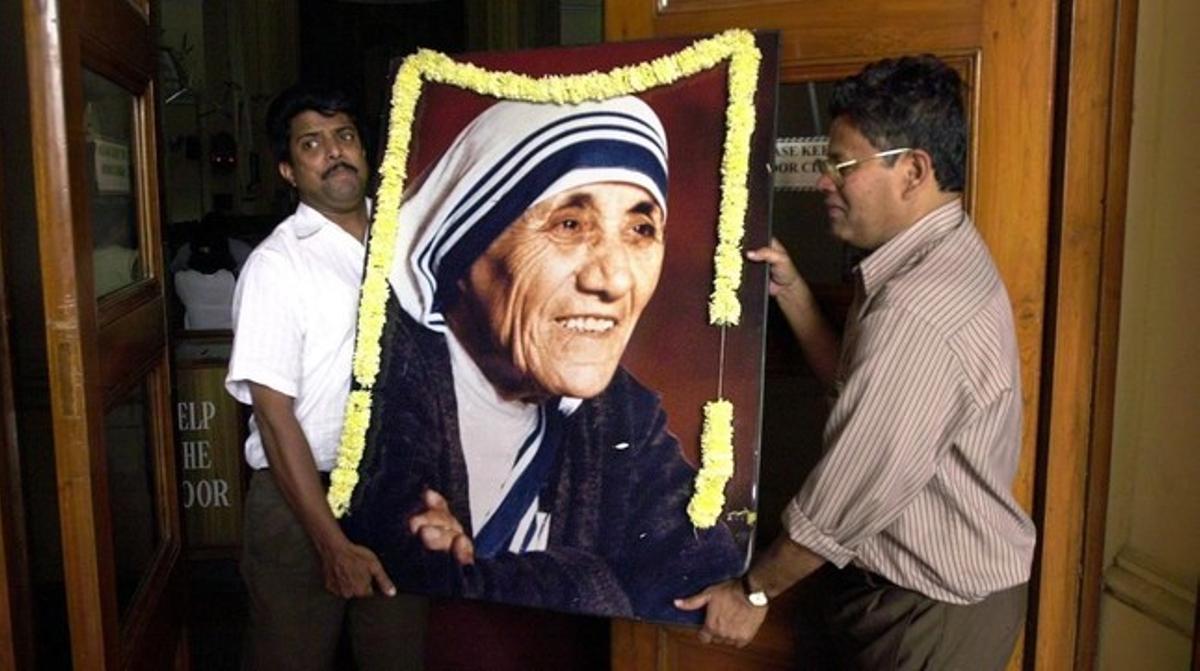 jjubierre1458103 volunteers carry a portrait of mother teresa into 151219154052