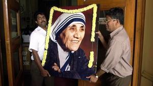 jjubierre1458103 volunteers carry a portrait of mother teresa into 151219154052