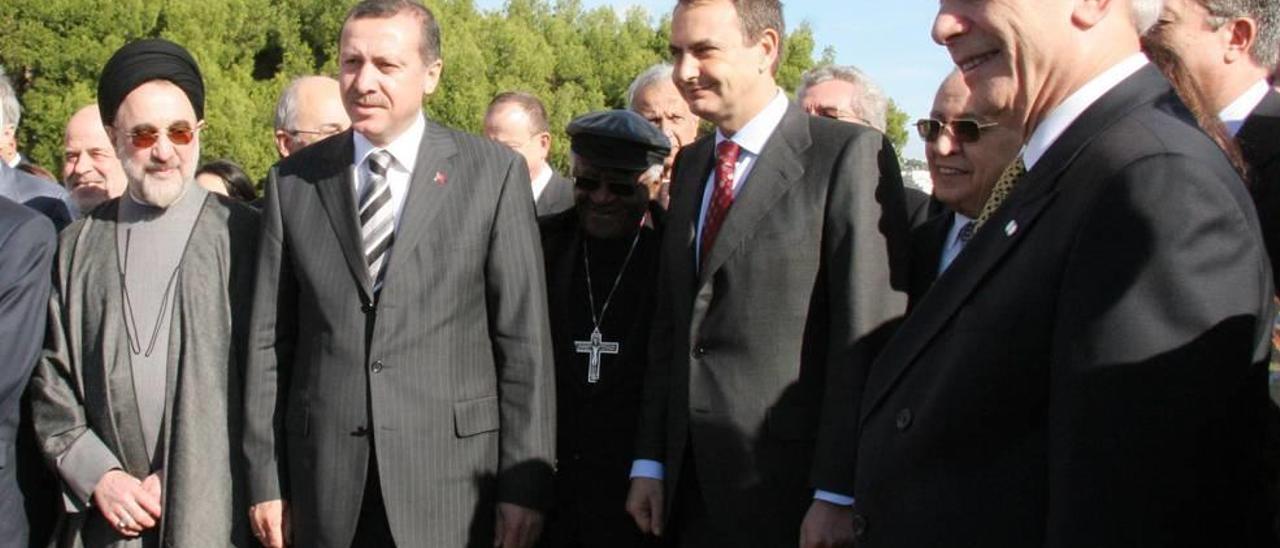 El golpista Erdogan hizo buenas migas con Zapatero en Calvià en noviembre de 2005. El entonces primer ministro turco, que con tal de ser tildado de europeo correría los sanfermines, era el único socio del presidente del Gobierno en su desdichada Alianza de Civilizaciones.