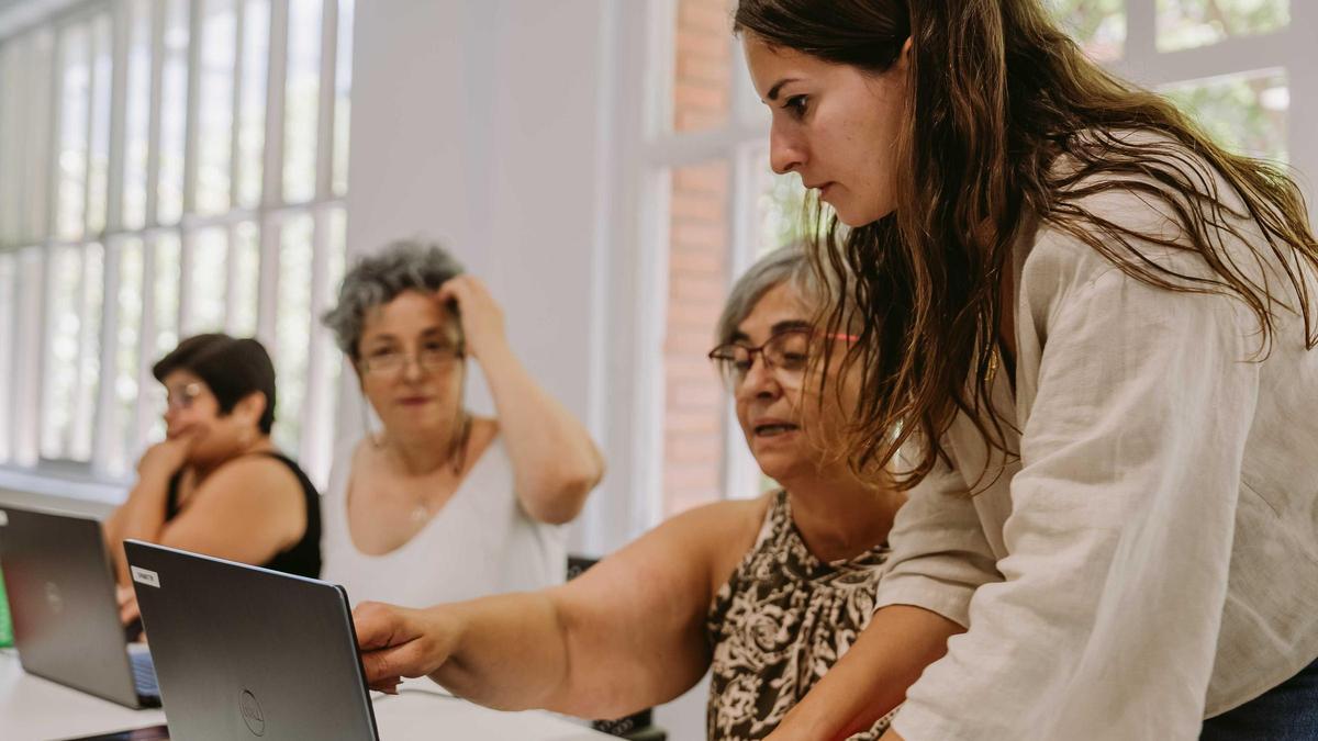 Los trabajadores sociales serán los protagonistas de Emerald Impact, una empresa de gestión de vivienda social y asequible que quiere poner a las familias en el centro. En la imagen, un curso de trabajadores sociales.