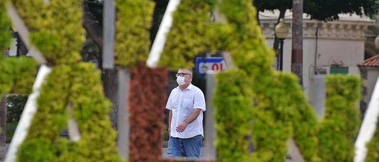 Un hombre con mascarilla en el parque Santa Catalina. | | JOSÉ CARLOS GUERRA