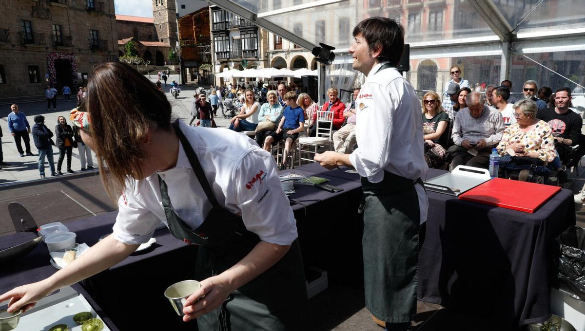 El cocinero «estrella Michelin» Sergio Bastard, en el escenario del Parche. | Mara Villamuza