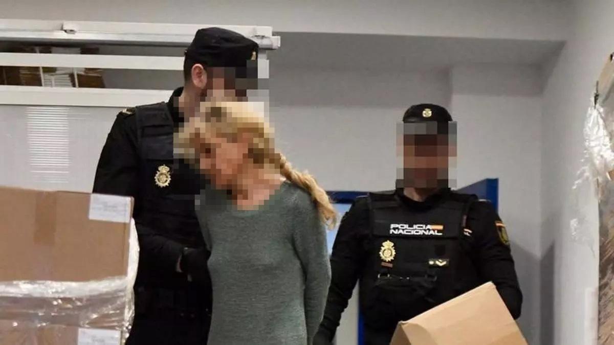 María, vecina del presunto secuestrador y sospechosa de encubrimiento, es sacada de dependencias policiales para ser puesta a disposición judicial en Murcia.