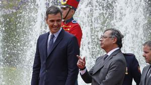 BOGOTÁ (COLOMBIA), 24/08/2022.- El presidente del gobierno de España, Pedro Sánchez (i), junto al presidente de Colombia, Gustavo Petro, asiste a una ceremonia de honores militares hoy, en Bogotá (Colombia).