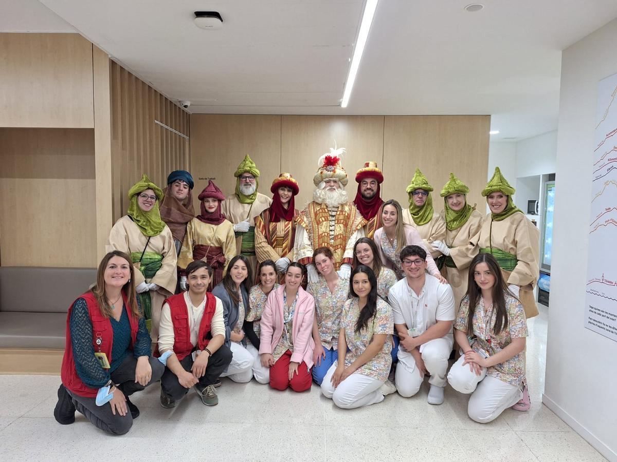 Melchor en una foto de grupo con algunas de las enfermeras y auxiliares del Hospital Sant Joan de Déu