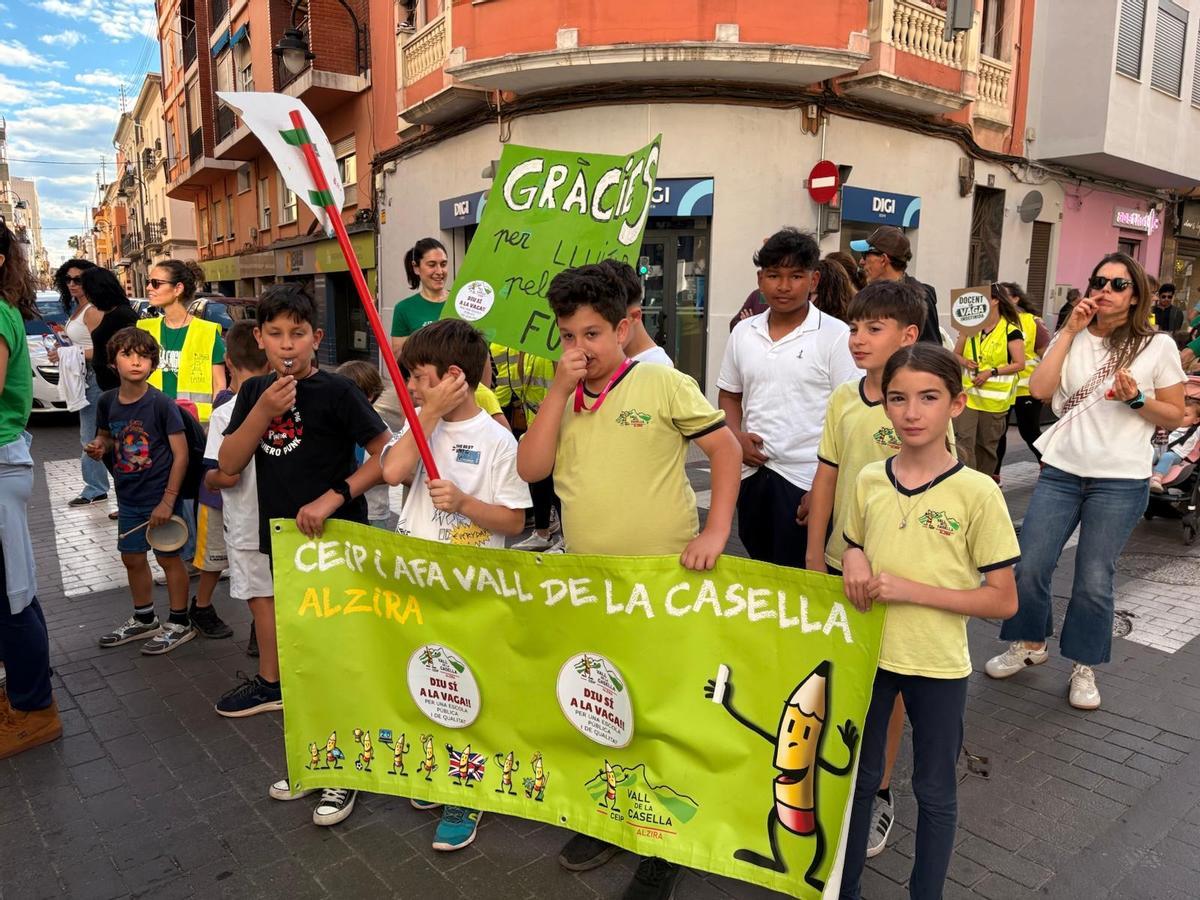 Alumnado del CEIP Vall de la Casella de Alzira durante la manifestación.