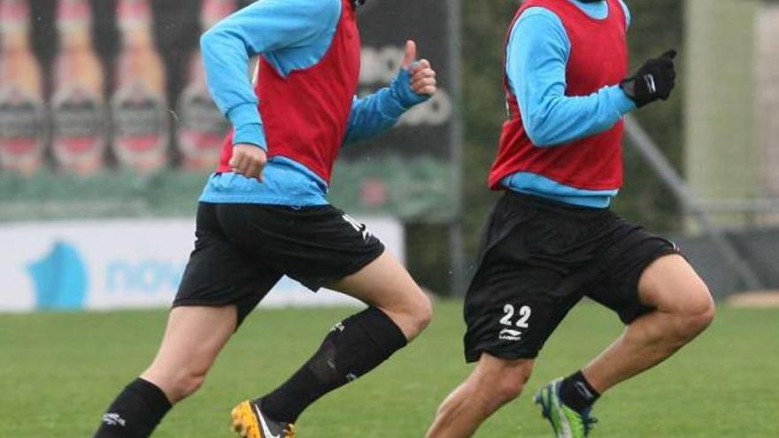 Aspas y De Lucas corren sobre el césped de A Madroa durante el entrenamiento de ayer. // De Arcos