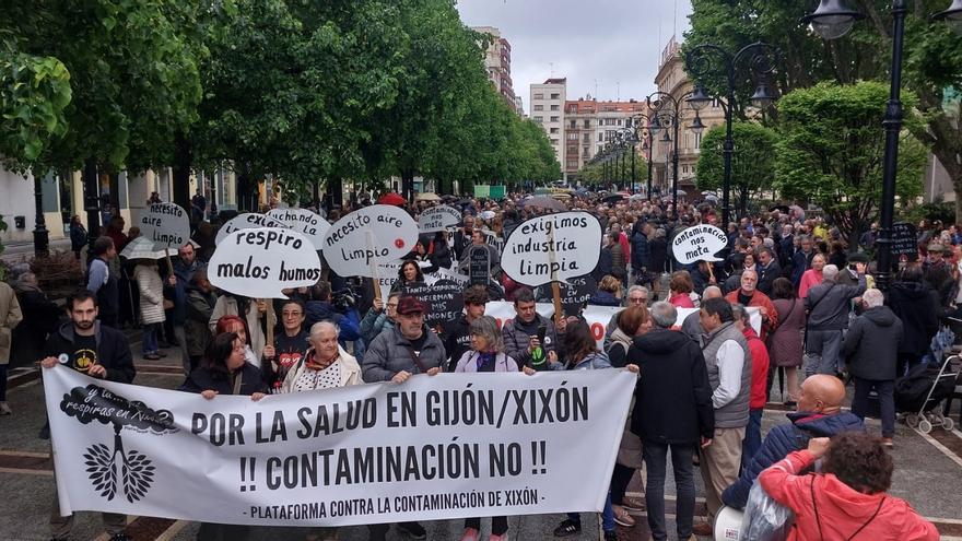 Centenares de vecinos marchan por las calles de Gijón para pedir una ciudad &quot;sin contaminación&quot;