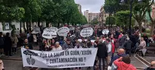 El movimiento vecinal recorre las calles al grito de "Queremos un Gijón sin contaminación"