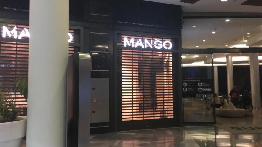 La tienda Mango del centro comercial Arena, cerrada ayer a las 19.30 horas.