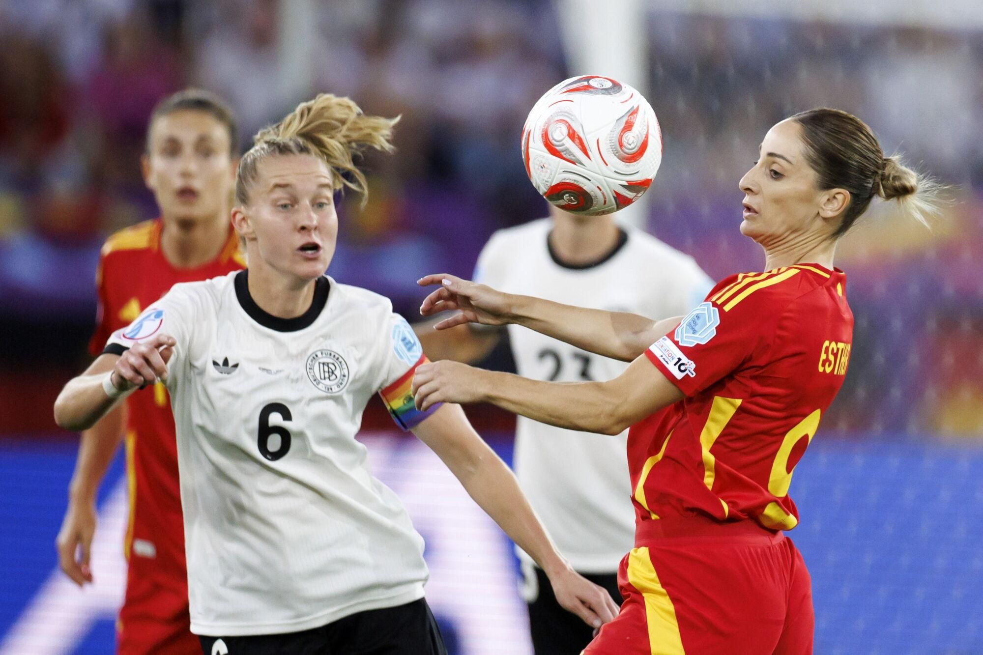 Zurich (Switzerland), 23/07/2025.- Germany's Janina Minge (L) in action against Spain's Esther Gonzalez during the UEFA Women's EURO 2025 semi final soccer match between Germany and Spain, in Zurich, Switzerland, 23 July 2025. (Alemania, España, Suiza) EFE/EPA/MICHAEL BUHOLZER