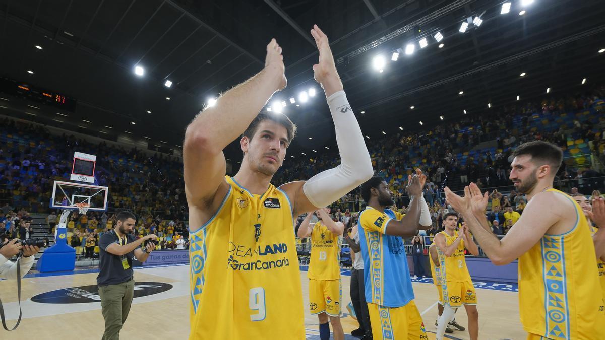 Nico Brussino saluda a la afición tras imponerse en el último derbi en el Arena al CB Canarias con el Granca.