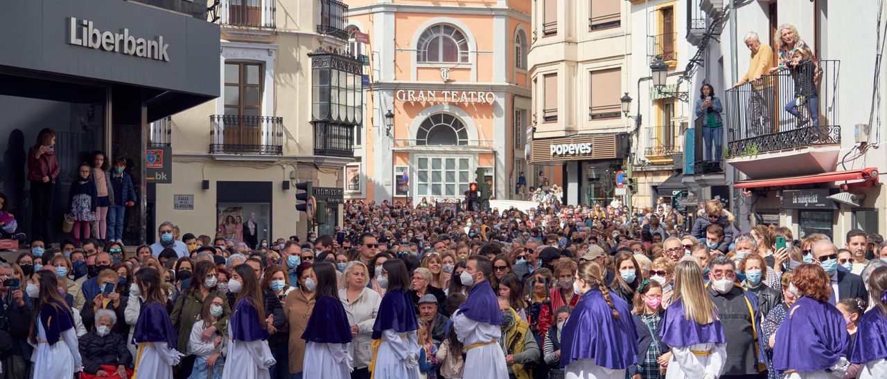 Miles de personas se han congregado este domimgo en San Antón, San Pedro y San Juan para ver salir 'La Burrina'.