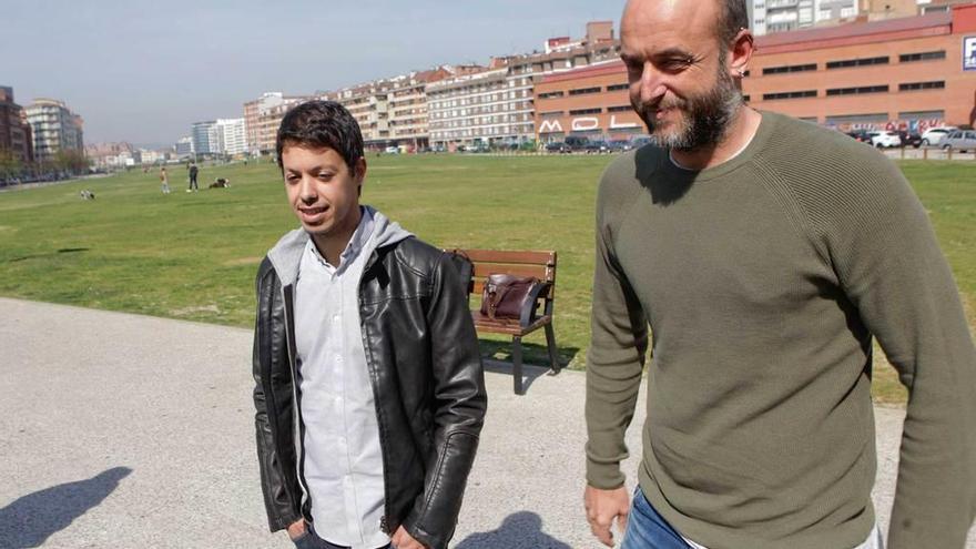 Por la izquierda, Segundo González y David Alonso, en la zona liberada de las vías.