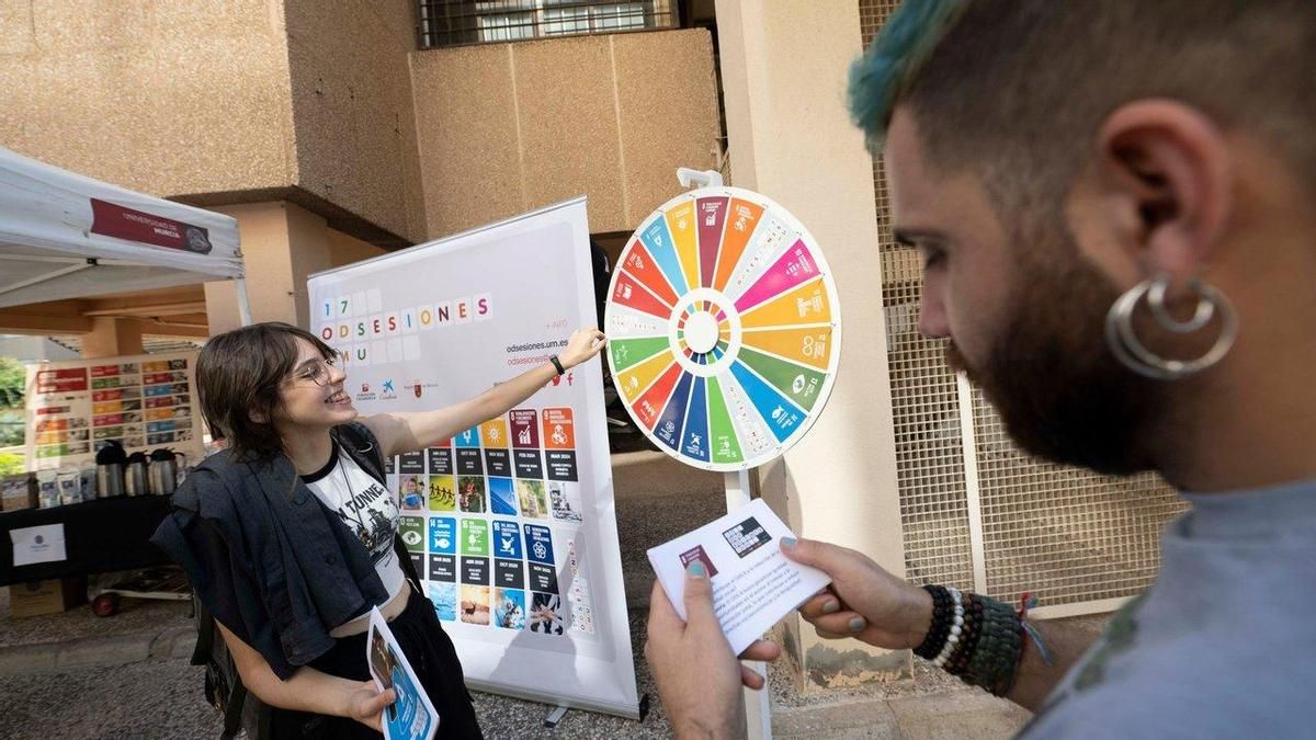 Dos estudiantes de la UMU participan en una actividad del proyecto ODSesiones.