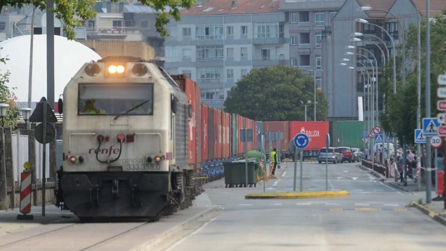 Fotografía del tren de mercancías en uno de sus primeros pasos por la avenida Rivero de Aguilar, en 2019. |  Noé Parga