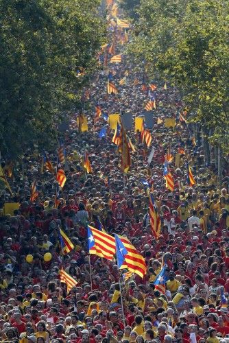 Miles de catalanes participan en la Diada más reivindicativa.