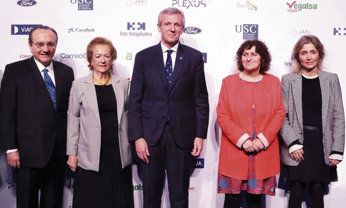 Javier Moll, presidente de Prensa Ibérica; Arantza Sarasola, vicepresidenta de Prensa Ibérica; Alfonso Rueda, presidente de la Xunta de Galicia; Goretti Sanmartin, alcaldesa de Santiago; y  Ainhoa Moll, directora editorial de Prensa Ibérica en los momentos previos a la entrega de los Premios Gallegos del Año