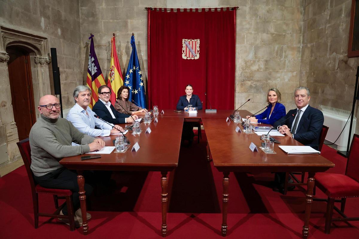 La presidenta, Marga Prohens, en una reunión hace meses con patronales y sindicatos.