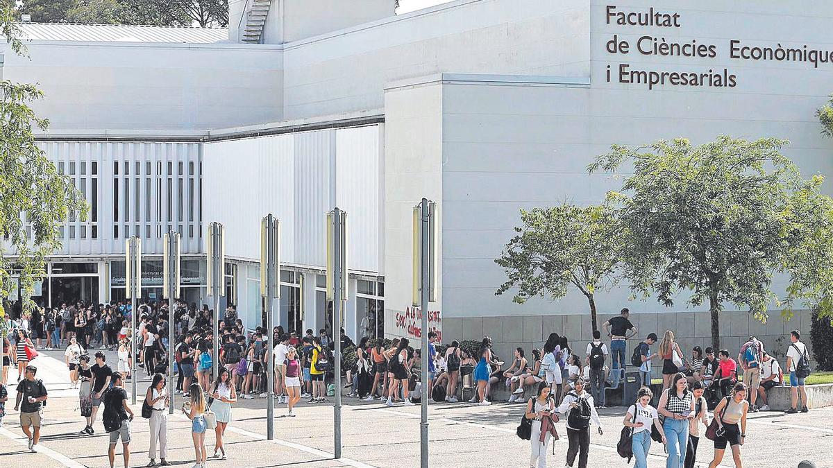 Imatge d’arxiu d’estudiants a l’exterior de la Facultat de Ciències Econòmiques i Empresarials.