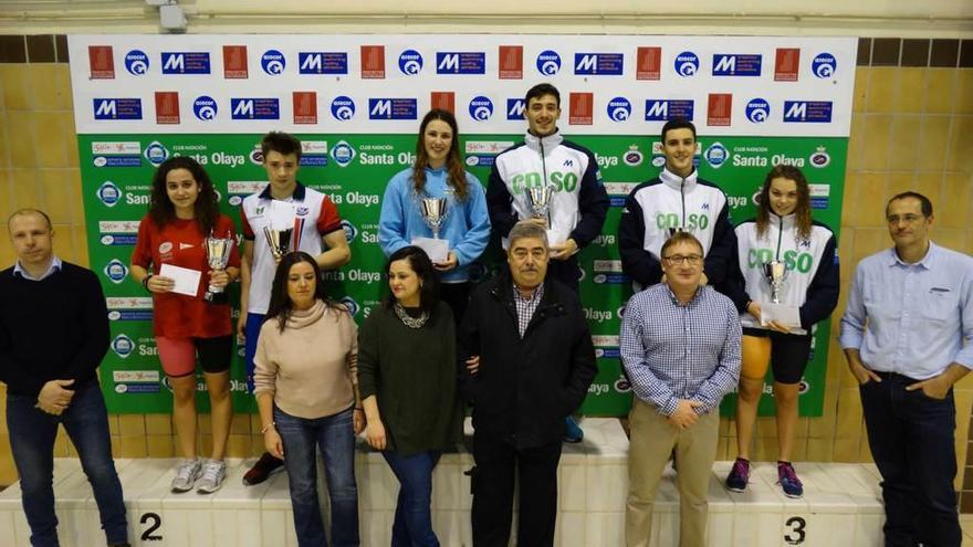 Los tres primeros clasificados en categorías masculina y femenina del &quot;Alberto Balbín&quot;, en el podio.