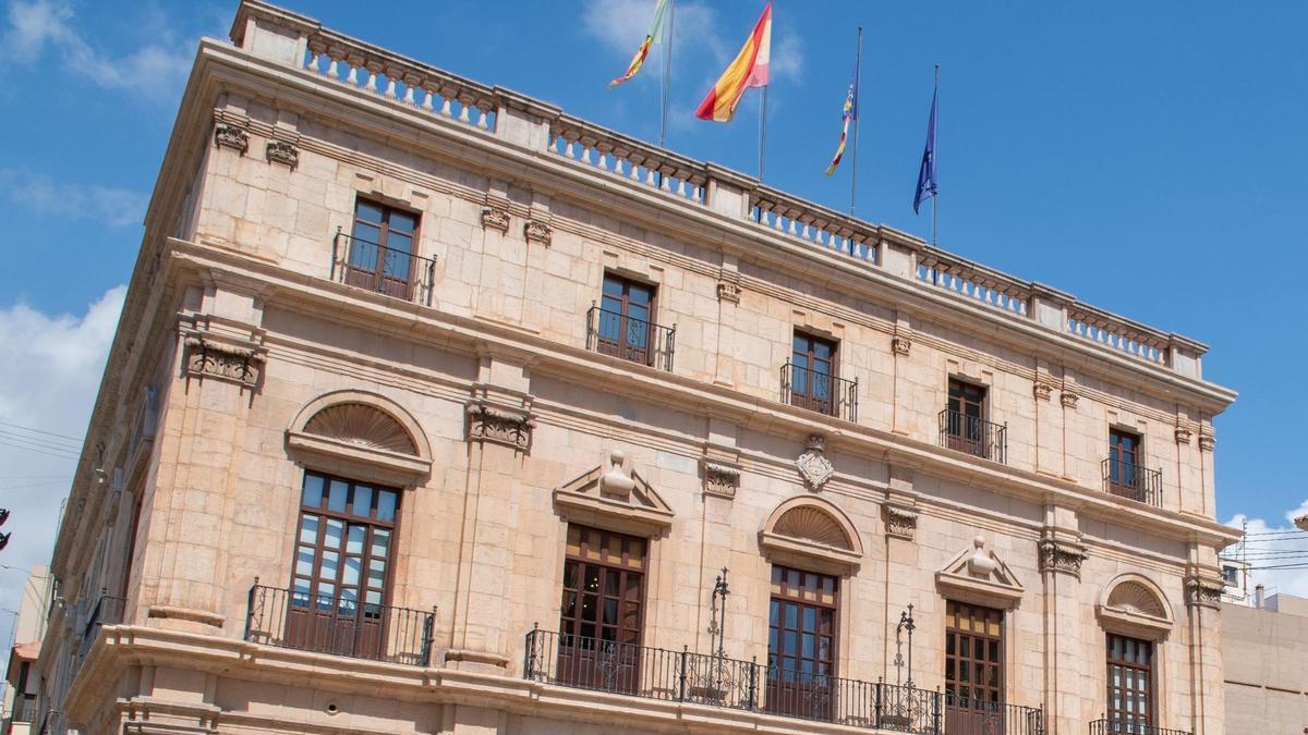 Fachada del edificio noble del Ayuntamiento de Castelló donde se celebran los plenos municipales.