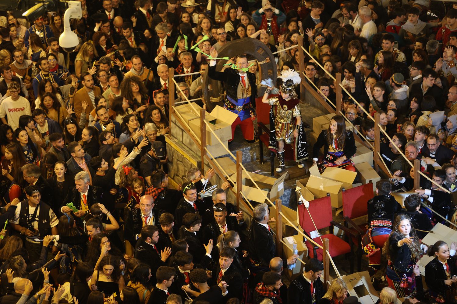 La Aparición de Sant Jordiet pone el colofón a las fiestas de Alcoy