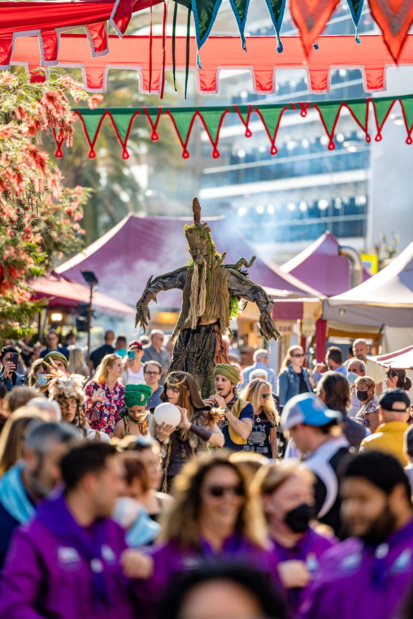 El parque de Elche se convierta en el escenario de un llamativo mercado en el que se pueden ver desde puestos a todo tipo de espectáculos | La actividad se enmarca dentro de los actos de la Carta Pobla