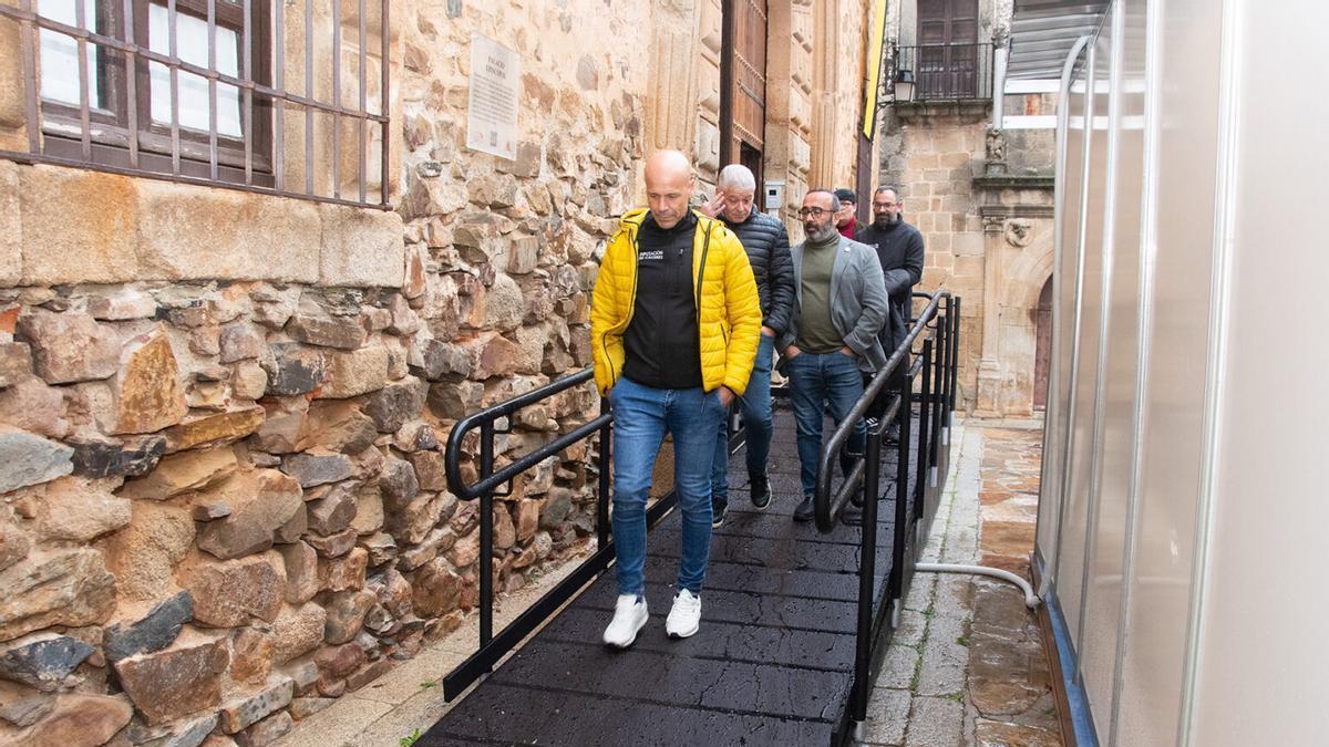 Rampa instalada por la Diputación en el Palacio Episcopla Cáceres.