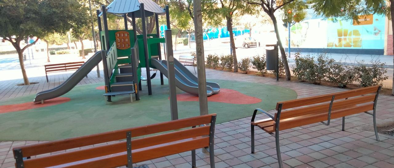 Bancos nuevos en un parque de Alicante