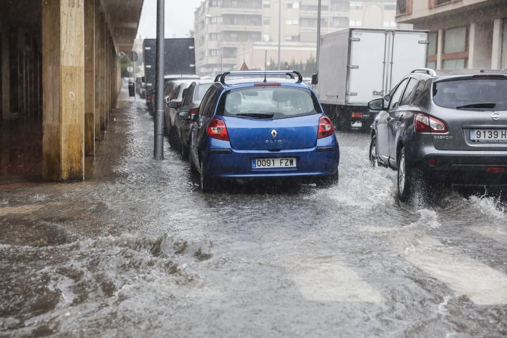 Kräftige Regenschauer behindern Straßenverkehr