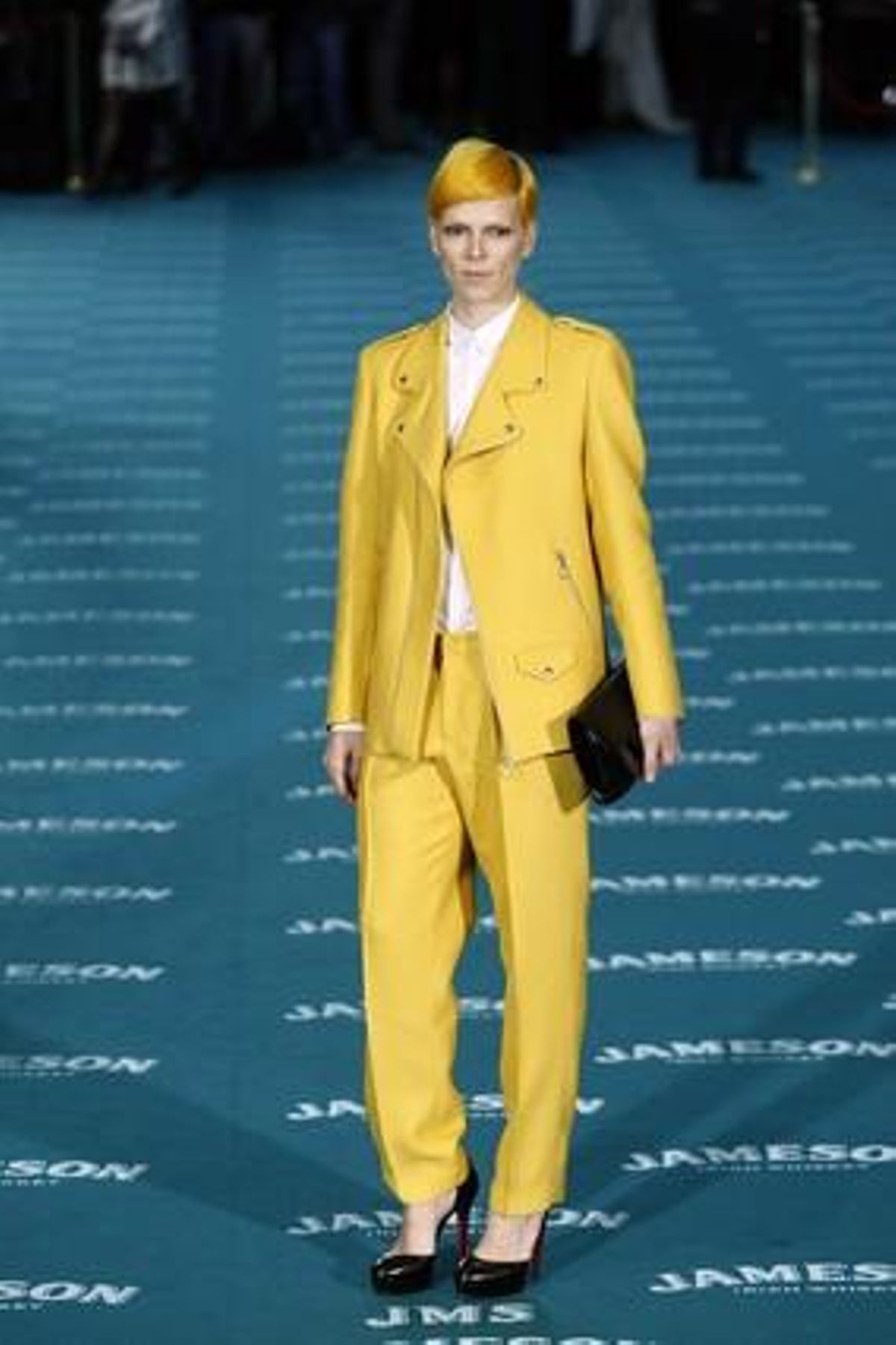 Bimba Bosé amb conjunt de David Delfín i sabates de Christian Louboutin.