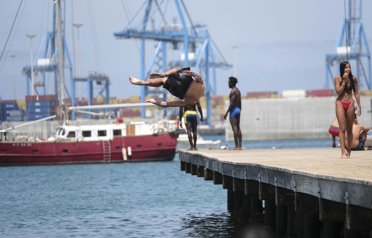 Calor en la playa de Alcaravaneras (07/07/26)