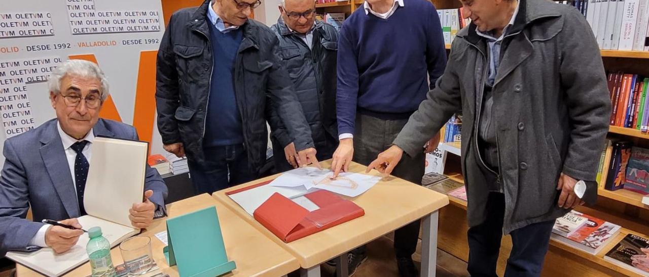 Por la izquierda, de pie, Juan Lorenzo Blanco (cofrade), Pedro del Río García (cabildo de la hermandad), Enrique Saiz Martín (ex director general de Patrimonio) y Fernando González (presidente de la cofradía y alcalde). | Ch. S.