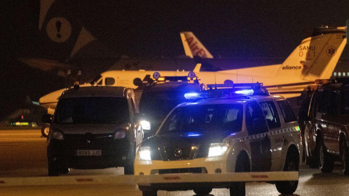 Una patrulla de la Guardia Civil, el viernes, junto al avión del que huyeron los sospechosos.