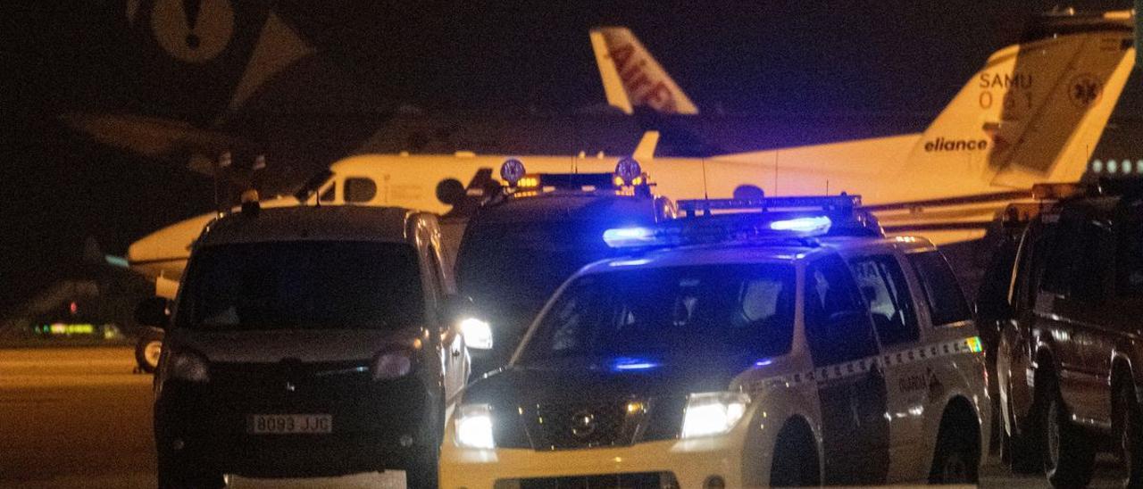 Una patrulla de la Guardia Civil, el viernes, junto al avión del que huyeron los sospechosos.